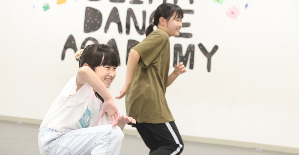 セイハダンスアカデミーのレッスンで、笑顔で踊る子どもたち